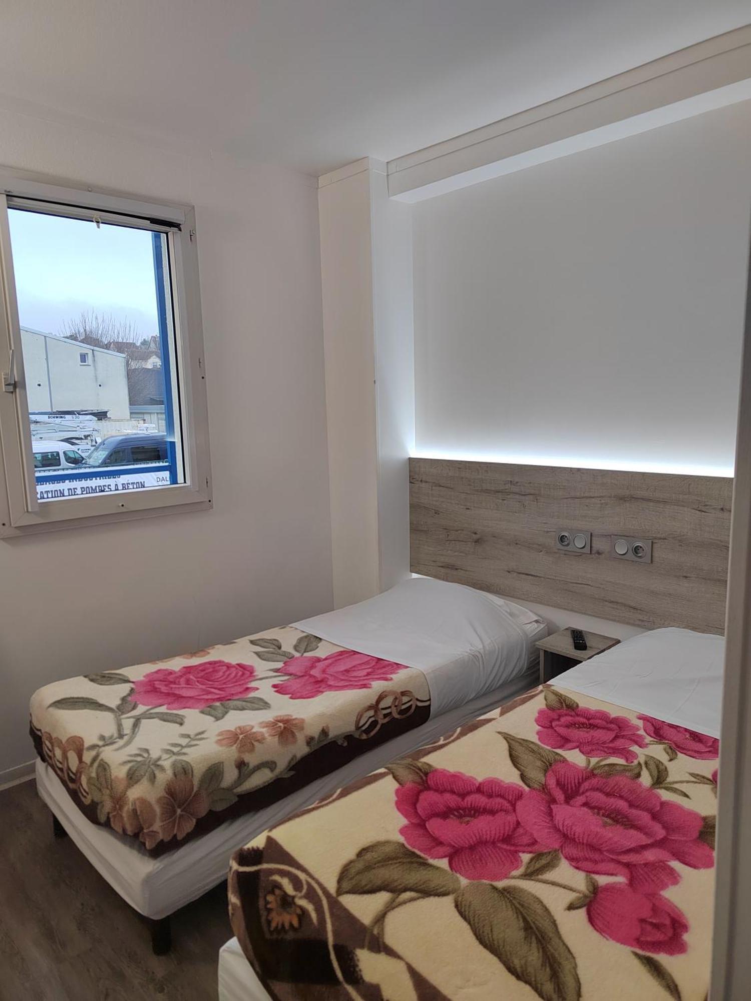 Alpha Hotel Bouafle エクステリア 写真